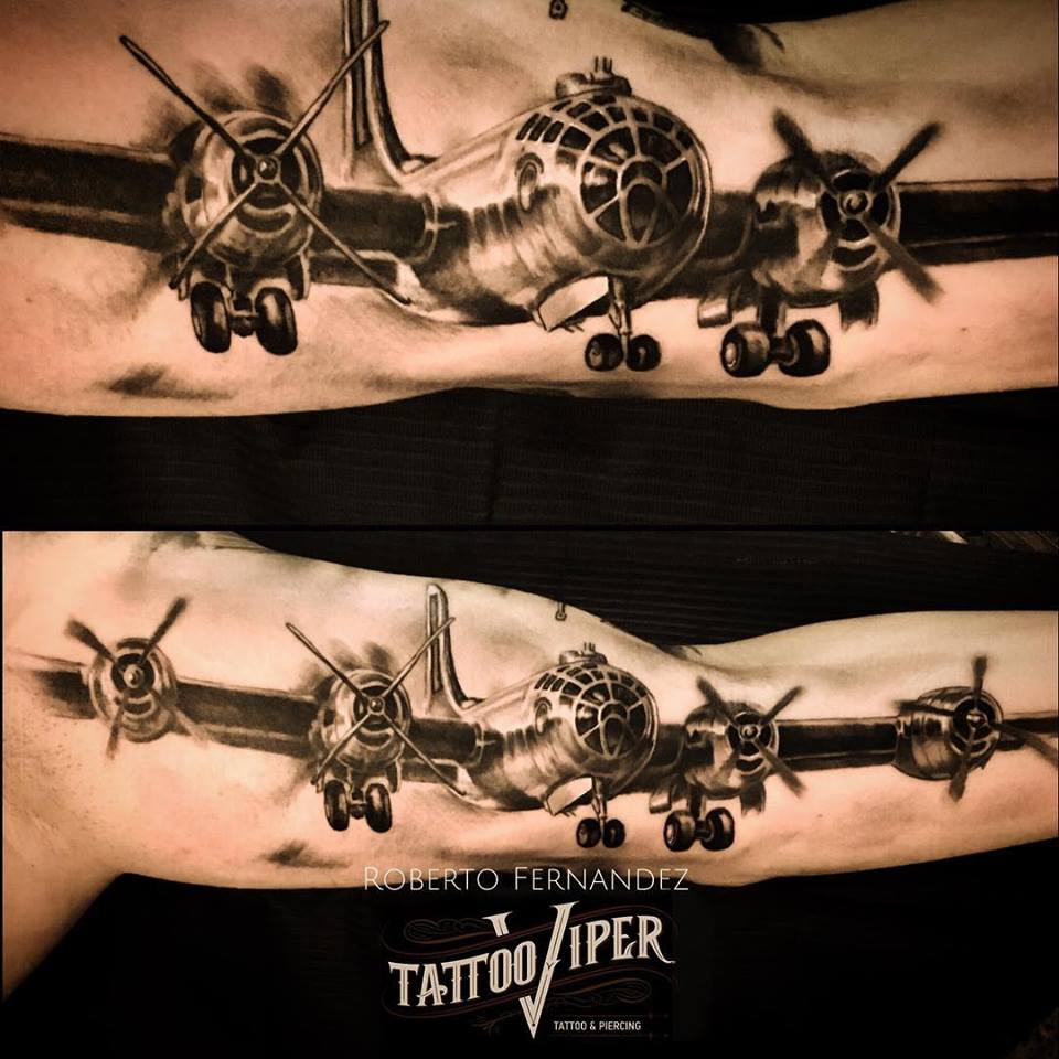 tatuaje-manga-edu-avion-guerra-blanco-negro-tattoo-viper